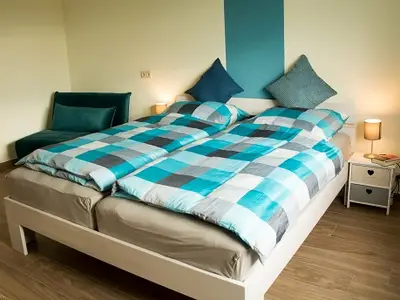 mit Doppelbett und einem Schlafsessel