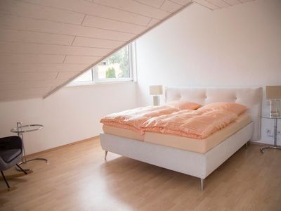 großes Schalfzimmer mit Boxspringbett 180x200 und eigenem Balkon