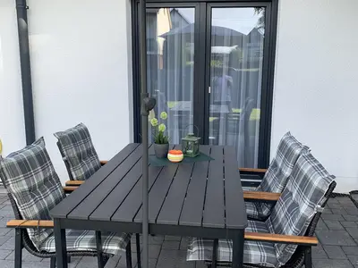 Außensitzgruppe und Sonnenschirm