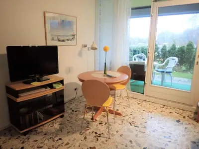 Die Terrasse lässt sich mit einer Jalousie bis zum Boden schließen...