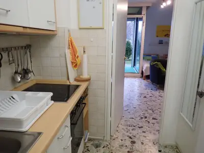 vom Treppenhaus aus betritt man die Küche, rechts geht's ins Bad