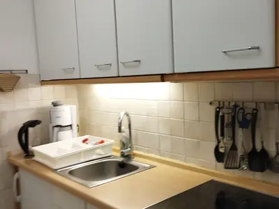 Die Küche bietet alles, was für die Selbstversorgung benötigt wird.