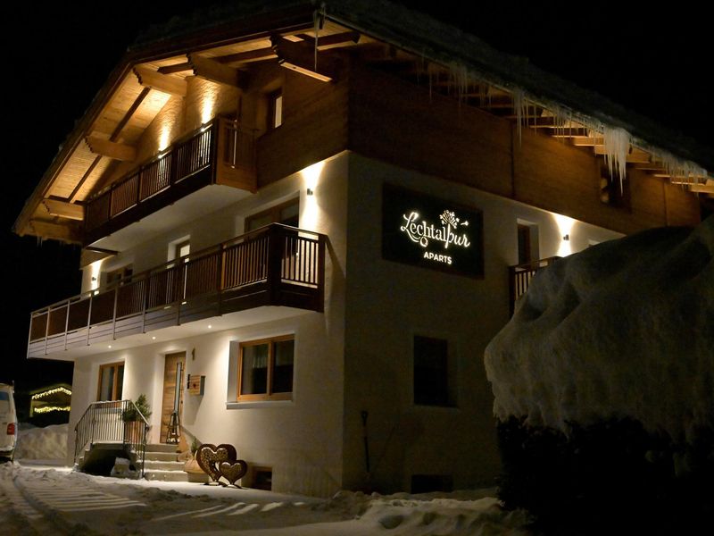 Landhaus im Winter bei Nacht