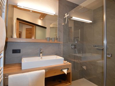 lech suite - Badezimmer mit Regendusche