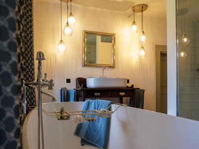 Badezimmer mit Badewanne u. Dusche