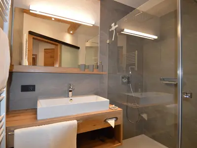 lech suite - Badezimmer mit Regendusche