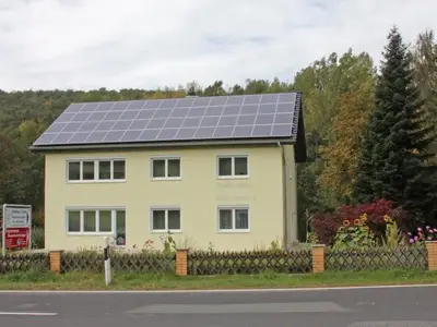 Südansicht, die Ferienwohnung befindet sich im DG