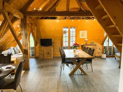 Der grosszügige und komfortable Ess- und Wohnbereich mit zwei Sofas