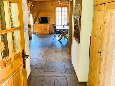 Der Blick in die Wohnung vom Eingangsbereich