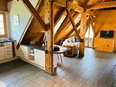 Wohnbereich mit komfortablem Sofa und Fernseher