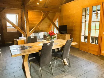 Ess- und Wohnbereich. Der Tisch bietet bequem Platz für bis zu 6 Personen