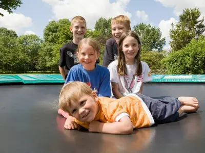 kinderaufdemtrampolin