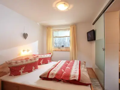 Doppelzimmer mit Dusche/WC und TV- Ferienwohnung 3