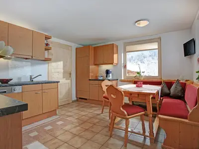 Wohnküche mit Sitzecke und TV - Ferienwohnung 1