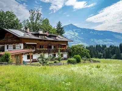 Haus außen Sommer (c) Hannes Dabernig