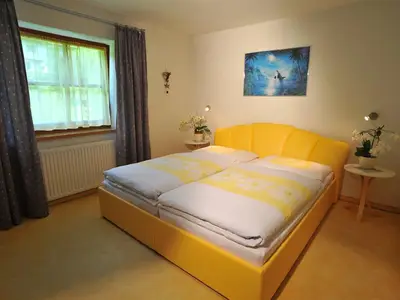 Schlafzimmer mit Schrank und Doppelbett