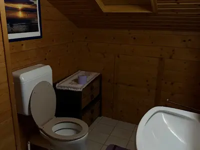 Kleines Bad im Dachgeschoss mit WC und Waschtisch