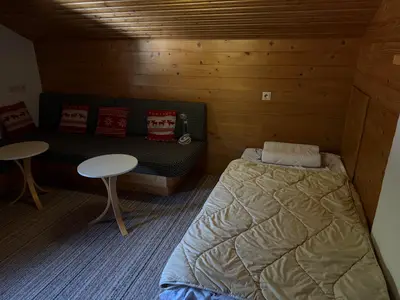 Kleines Bett im Dachgeschoss für Kinder