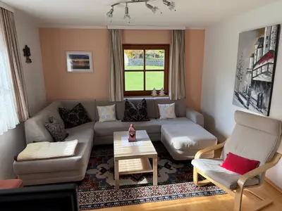 Wohnzimmer mit TV und gemütlichen Sitzbereich