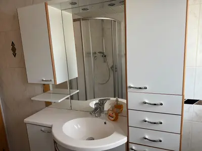 Bad mit Duchse WC und Waschtisch