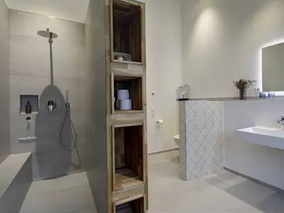 Großes Badezimmer mit Dusche
