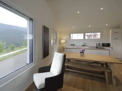 Ansicht Sitzbereich mit Panoramafenster