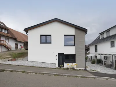 Giebelseite Eingang Suite Schönblick Straßenseite