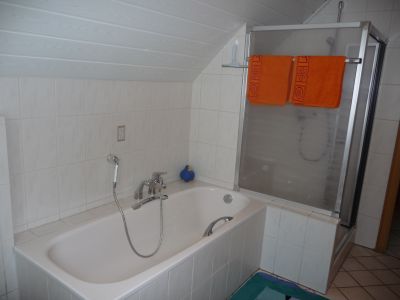 Badezimmer mit Dusche, Badewanne und WC