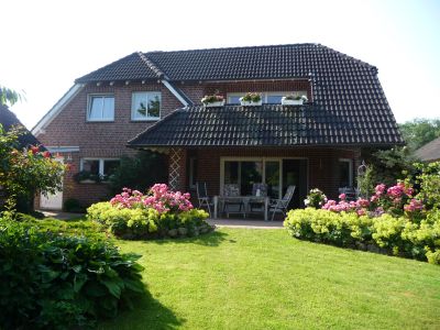 Garten der Familie mit Blick auf Balkon der FeWo