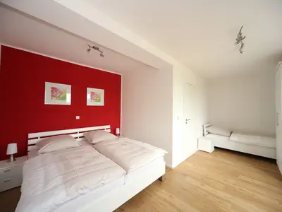 Schlafzimmer mit Doppelbett und Einzelbett