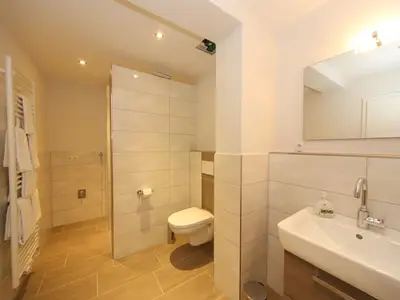 Bad mit Dusche, WC & Waschbecken