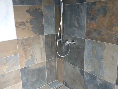 Die geräumige Dusche