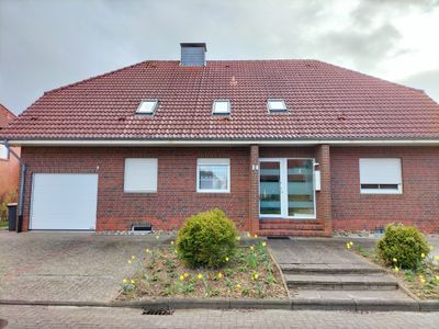 Haus von vorn, oben links ist die Wohnung, der Parkplatz ist vor der Garage