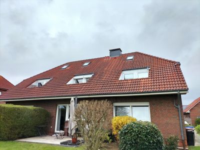 Blick vom Garten auf den Balkon (der rechte gehört zur Wohnung)