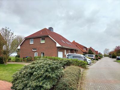 seitlicher Anblick - die Fenster oben sind links Küche, rechts Schlafzimmer