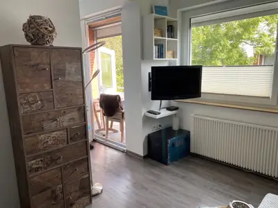 Wohnzimmer mit Sat-TV (schwenkbar ins Schlafzimmer)