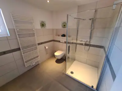 Bad mit 110 cm x 110 cm Dusche und WC
