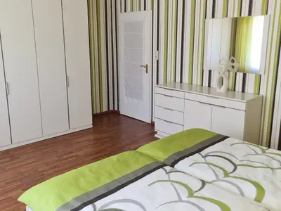 Schlafzimmer mit Kommode und Spiegel