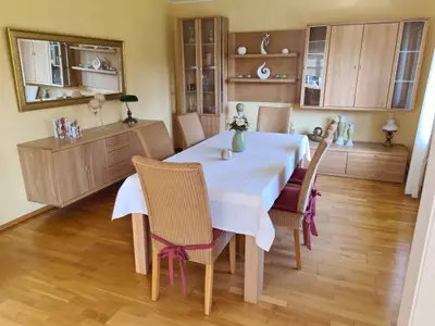 Esszimmer mit großem Esstisch und 6 Stühlen