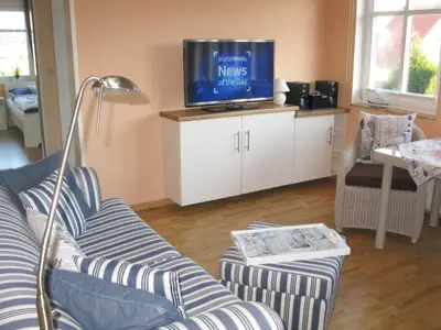 Wohnraum mit Flachbild-TV, Kabel-TV, Blue-Ray-Player, WLAN Internetradio