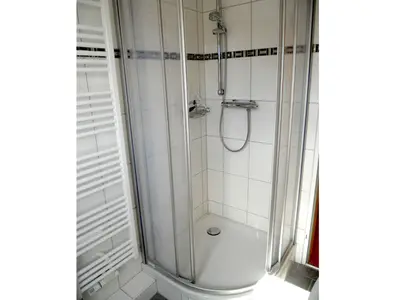 Bad mit Dusche und WC