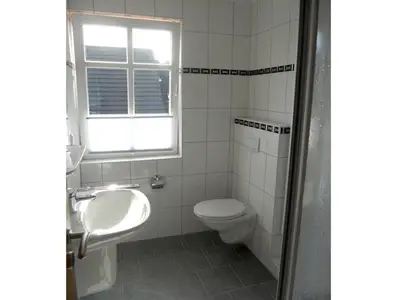 Bad mit Dusche und WC