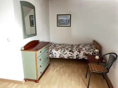 Schlafzimmer mit Doppel- und Einzelbett