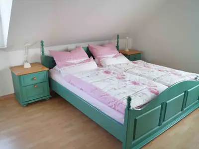 Schlafzimme 1 mit 180 x 200 cm Doppelbett mit Zustellmöglichkeit für 3. Schlafgelegenheit