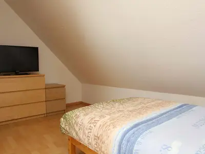 Schlafzimmer oben mit TV