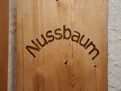 Holzschild Nussbaum
