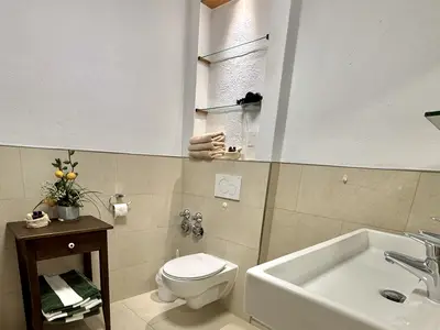 Großzügiges Badezimmer mit Lüftung