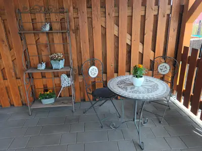 Gartenmöbel vor der Wohnung