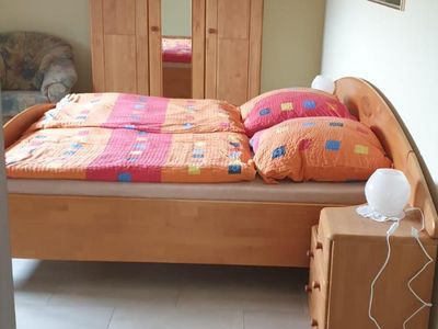 Schlafzimmer mit Schrank