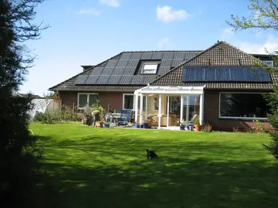 Hausansicht mit Garten Ferienwohnung Barbara Idekeit